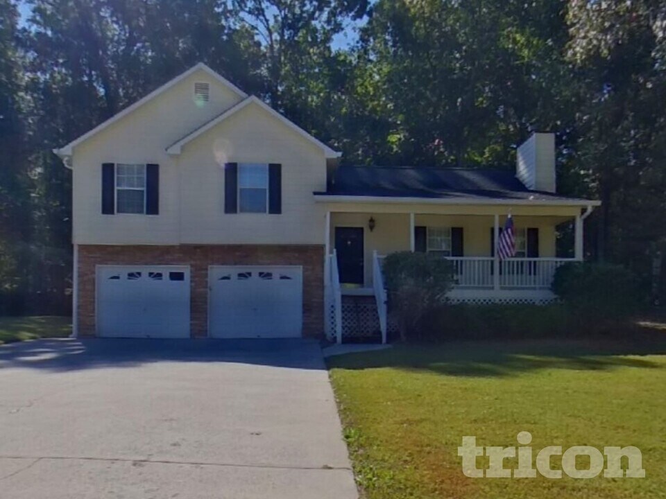 210 Legend Dr in Dallas, GA - Building Photo