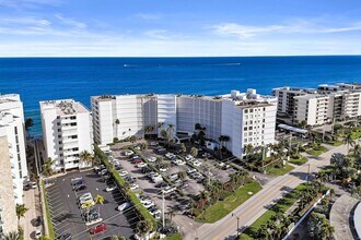 3590 S Ocean Blvd in South Palm Beach, FL - Foto de edificio - Building Photo