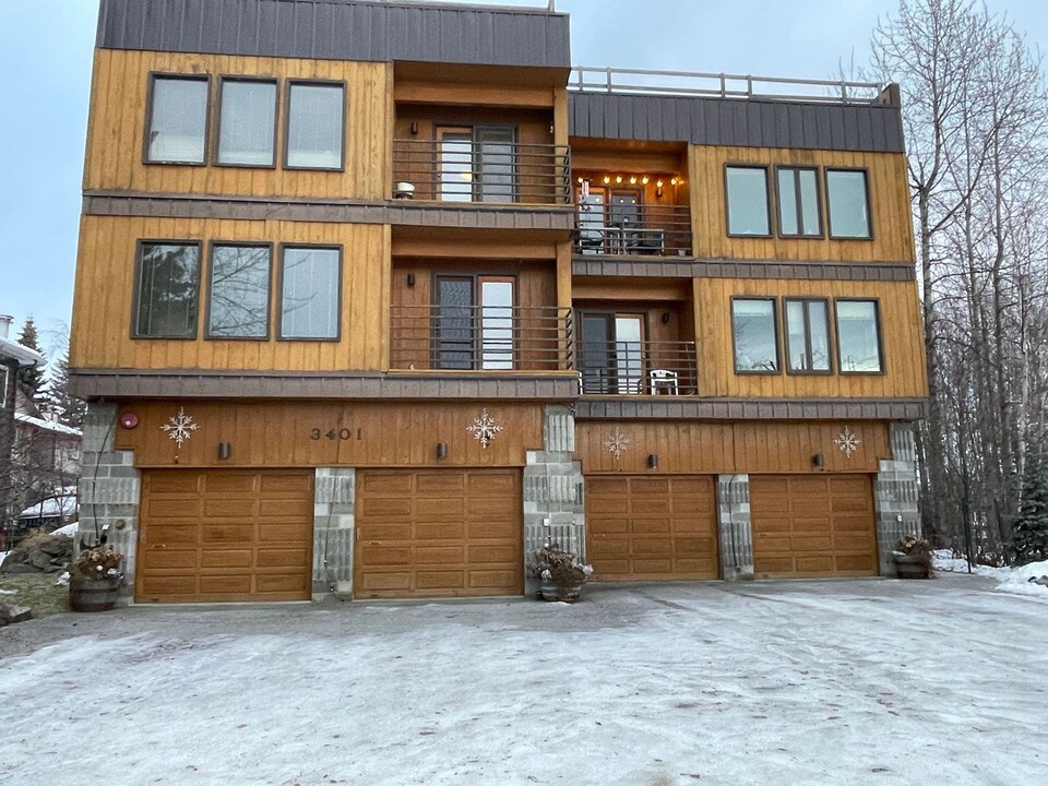 3401 Lakeshore Dr in Anchorage, AK - Building Photo
