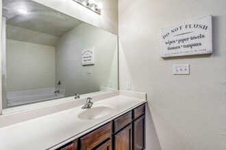 223 Azalea Way in New Braunfels, TX - Foto de edificio - Building Photo