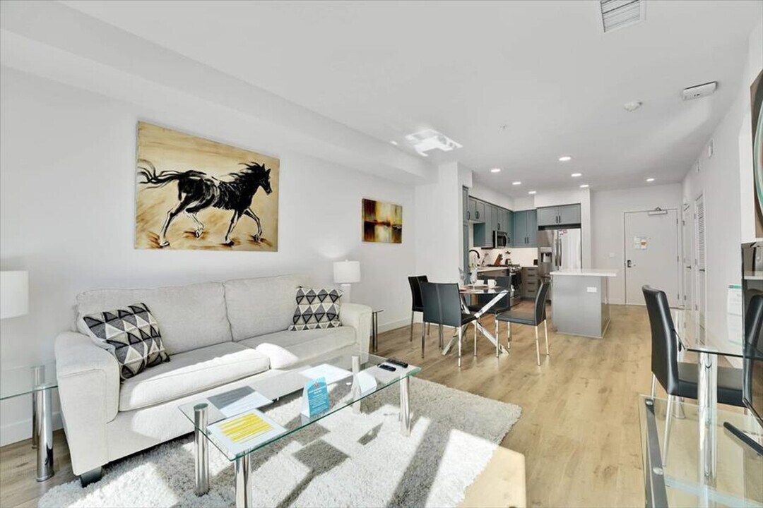 635 Robinson Ave in San Diego, CA - Building Photo
