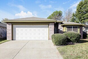 7112 Woodhinge Dr in Benbrook, TX - Building Photo