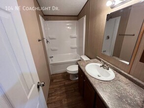 104 Coachlight Dr in Topeka, KS - Building Photo - Building Photo