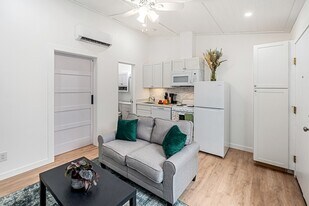 720 Pritchett Ln in Seven Points, TX - Building Photo