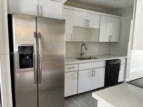 204 Palm Cir E in Pembroke Pines, FL - Building Photo - Building Photo