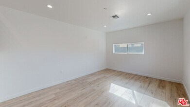 16010 Cantlay St-Unit -2 in Los Angeles, CA - Foto de edificio - Building Photo