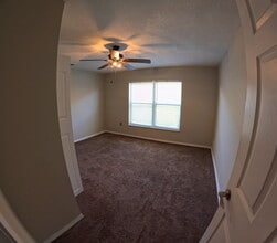 422 Fairfield Dr, Unit Bedroom 4 in Sanford, FL - Foto de edificio - Building Photo