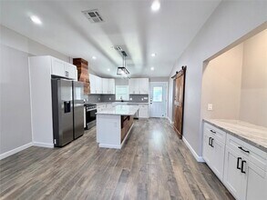 710 N Rusk St in Weatherford, TX - Foto de edificio - Building Photo