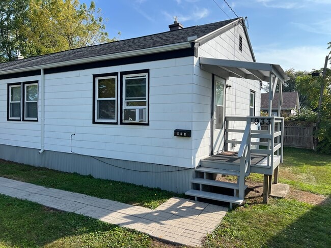 933 S 36th St, Unit 933 S 36th St in Manitowoc, WI - Building Photo - Building Photo