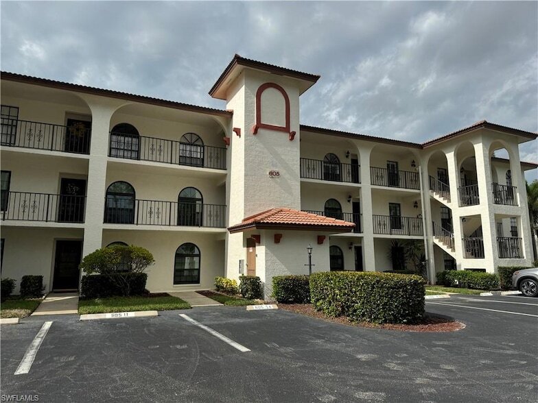 605 Augusta Blvd in Naples, FL - Foto de edificio