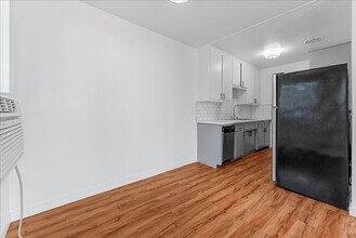 6110 Cahuenga Blvd in Los Angeles, CA - Building Photo - Building Photo