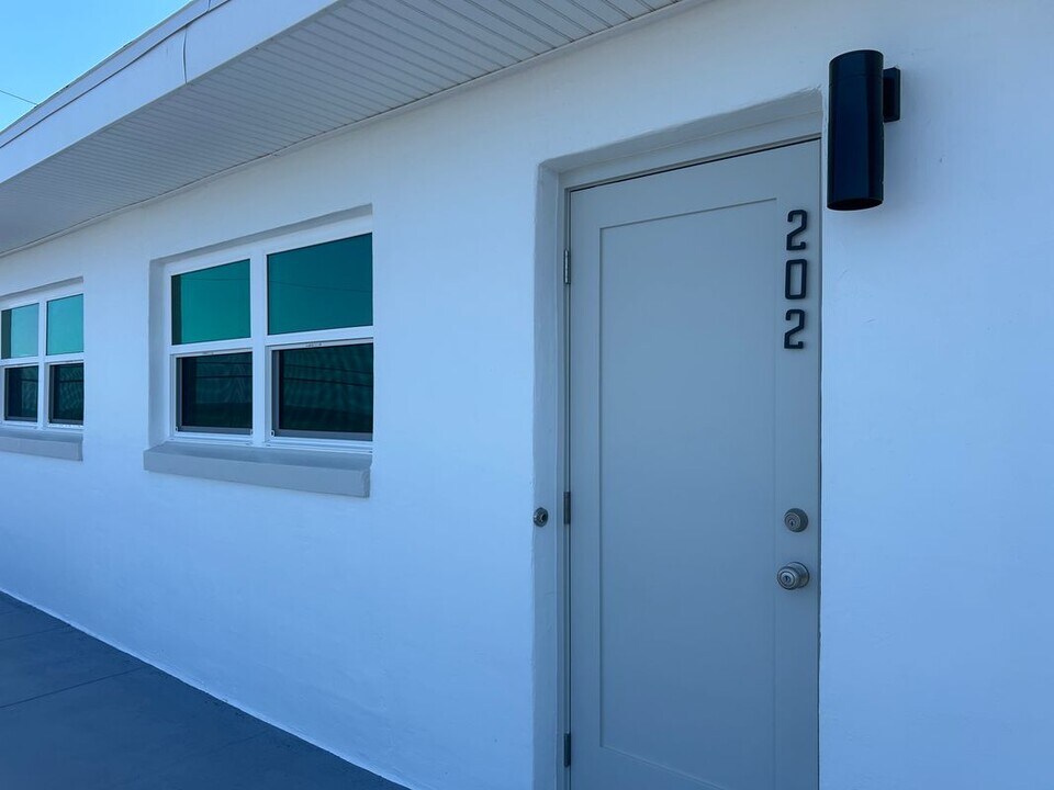 1740 Ocean Shore Blvd in Ormond Beach, FL - Building Photo