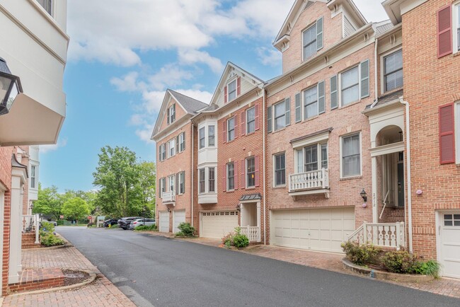 2310 N Van Buren Ct in Arlington, VA - Building Photo - Building Photo