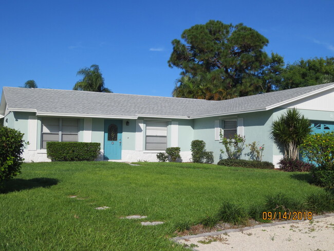 8881 SE Sandcastle Cir in Hobe Sound, FL - Building Photo - Building Photo