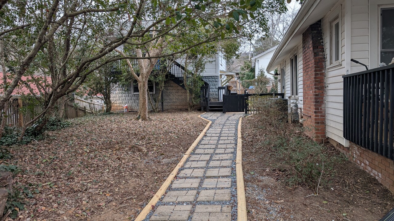 17 1/2 Oaklawn Avenue, Unit 17.5 Oaklawn Ave Cottage in Asheville, NC - Building Photo