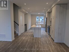 23 Helmkay Ave in Richmond Hill, ON - Building Photo