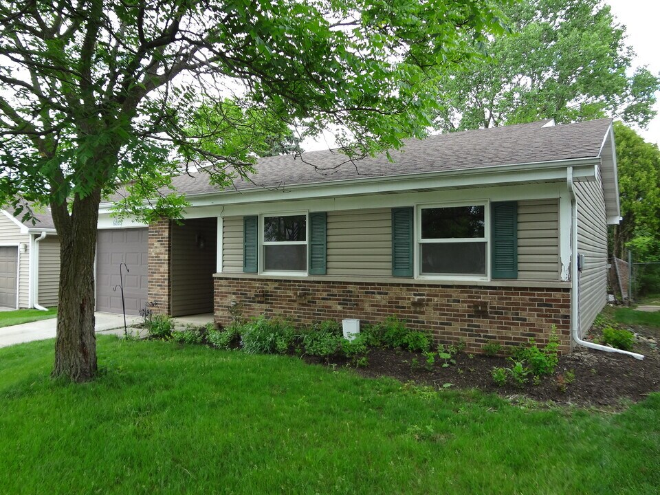 6853 Redwing Dr in Woodridge, IL - Building Photo