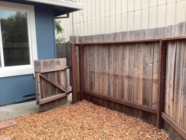 1660 Slater St in Santa Rosa, CA - Building Photo - Building Photo