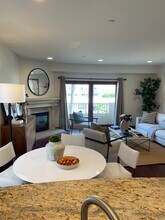 1215 Armacost Ave, Unit 302 in Los Angeles, CA - Foto de edificio - Building Photo