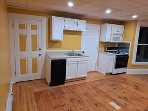 2 Myrtle St, Unit Unit 6 in Rochester, NH - Foto de edificio - Building Photo