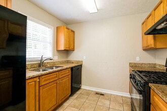 155 Sunny Ln in Villa Rica, GA - Foto de edificio - Building Photo