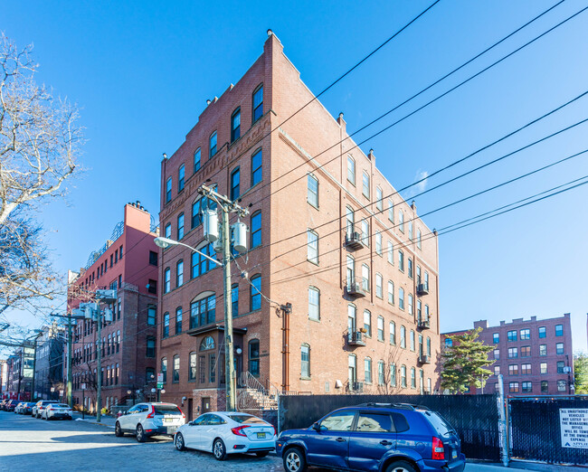 1015 Grand St in Hoboken, NJ - Foto de edificio - Building Photo