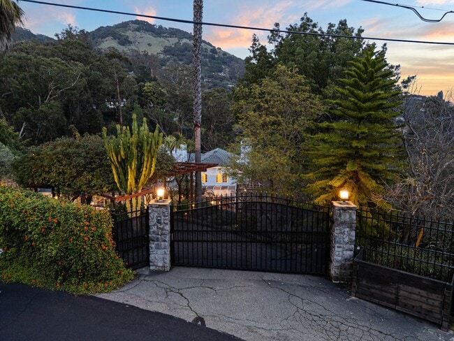 344 Summit Ave in San Rafael, CA - Building Photo - Building Photo