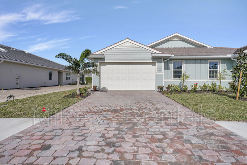 1067 Enbrook Lp in Naples, FL - Building Photo