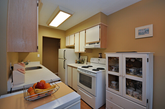 Buckland Manor Apartments in Kelowna, BC - Building Photo - Building Photo