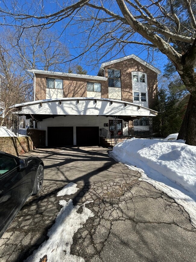 22 Broadlawn Park in Chestnut Hill, MA - Building Photo - Building Photo