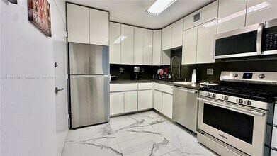 2030 S Ocean Dr, Unit 1022 in Hallandale Beach, FL - Building Photo - Building Photo
