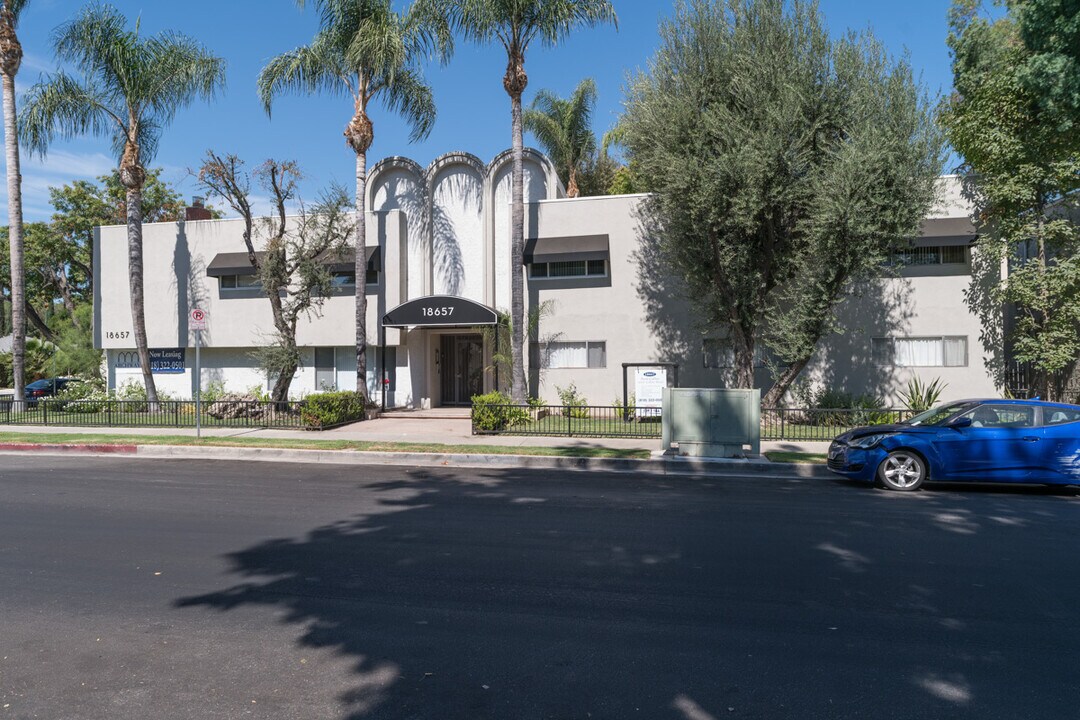 18657 Collins St in Los Angeles, CA - Foto de edificio