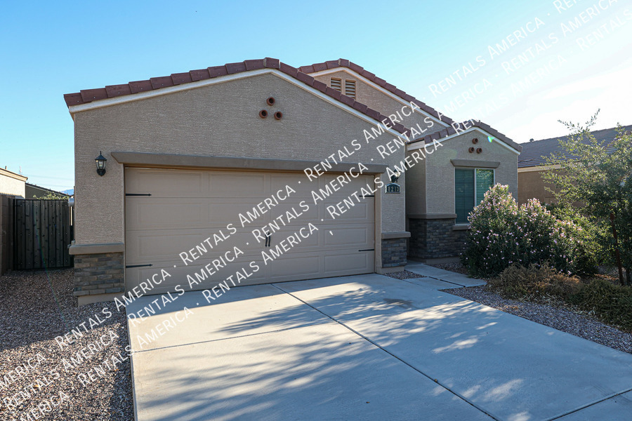 8213 W Atlantis Wy in Phoenix, AZ - Building Photo