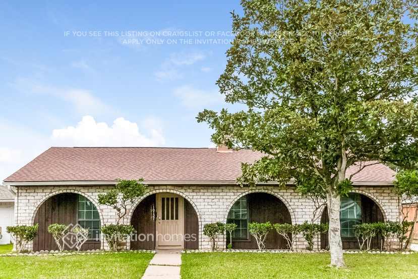 10127 Sagerock Dr in Houston, TX - Building Photo