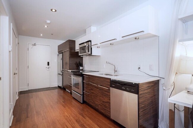 1238 Rue Ste-Élisabeth in Montréal, QC - Building Photo - Building Photo