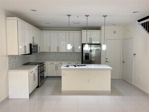 2610 NE 213th St in Miami, FL - Building Photo - Building Photo
