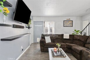 196 Whitney Ave in Pomona, CA - Building Photo