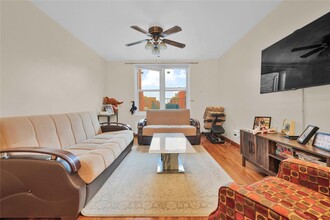 66-01 Burns St in Queens, NY - Foto de edificio - Building Photo