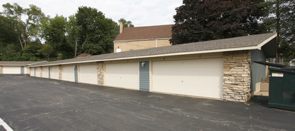 300 Opatrny Dr in Fox River Grove, IL - Building Photo - Building Photo