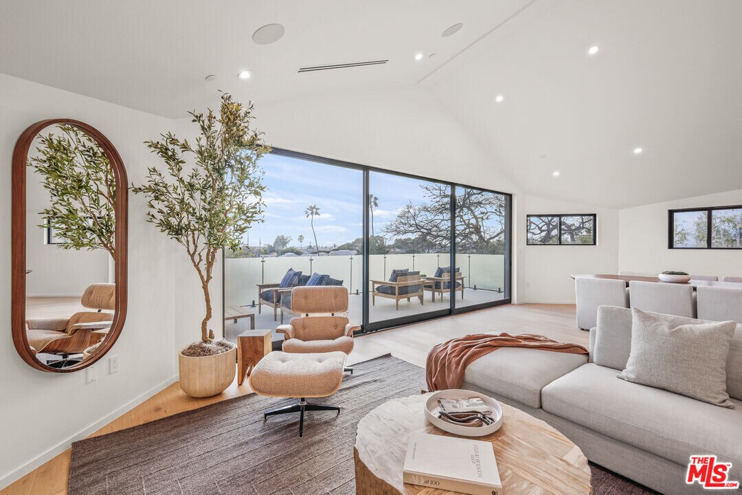 2530 Beverley Ave in Santa Monica, CA - Building Photo