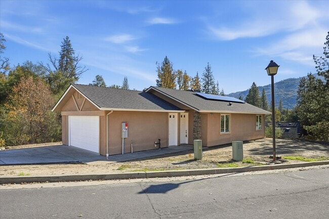 40519 Bollinger Pl in Oakhurst, CA - Building Photo - Building Photo