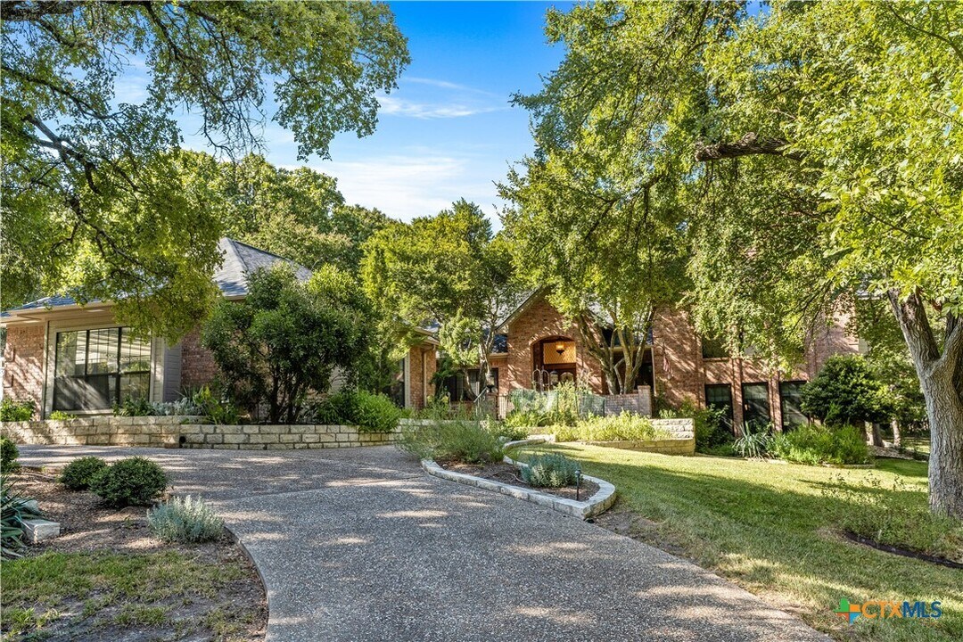 1010 Brookhollow Cir in Salado, TX - Foto de edificio