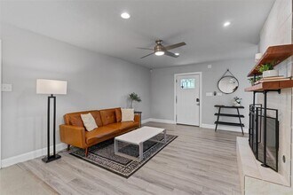 3112 Val Dr in Austin, TX - Foto de edificio - Building Photo