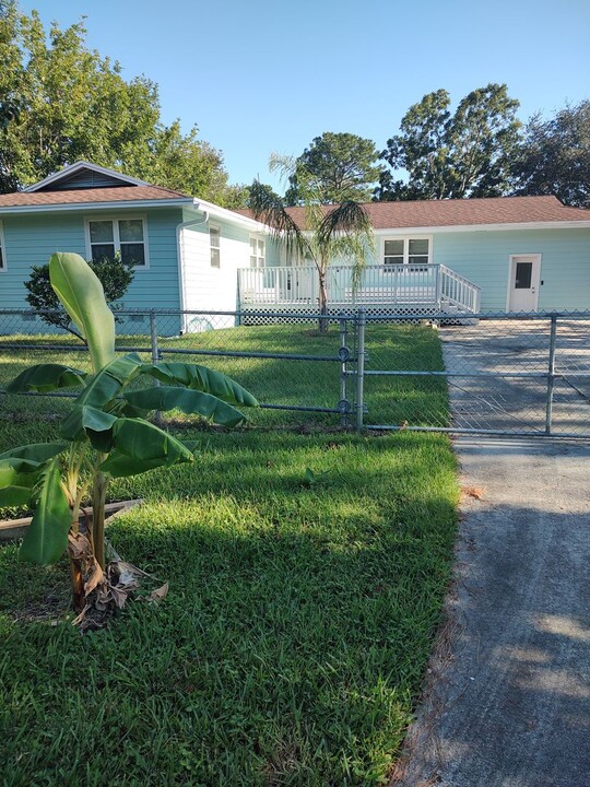 14058 Bentwood Ave in Jacksonville, FL - Foto de edificio