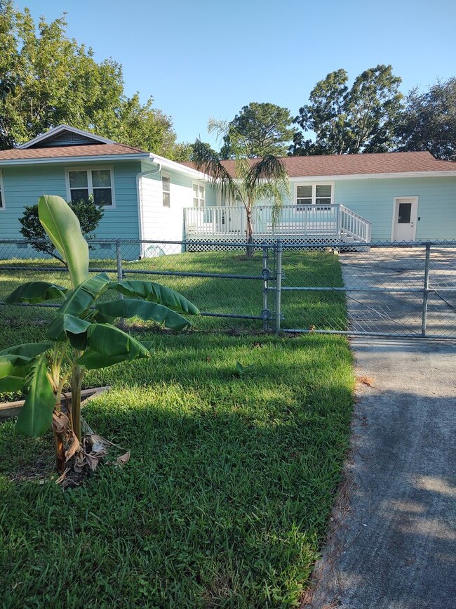 14058 Bentwood Ave in Jacksonville, FL - Foto de edificio - Building Photo