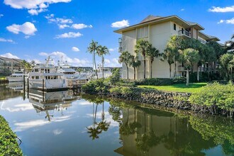 2601 Marina Isle Way in Jupiter, FL - Foto de edificio - Building Photo