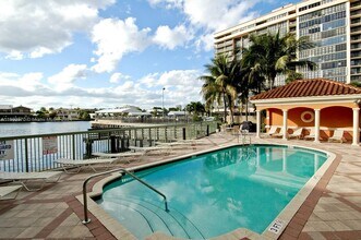 2080 S Ocean Dr in Hallandale Beach, FL - Building Photo - Building Photo