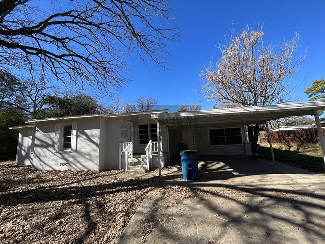 property at 602 W Cayuga Dr