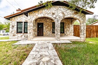 1398 Jackson St in New Braunfels, TX - Foto de edificio - Building Photo