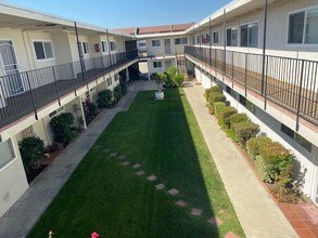 Vermonter Apartments South in Torrance, CA - Foto de edificio - Building Photo